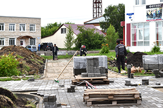 Парк строится вопреки непогоде.